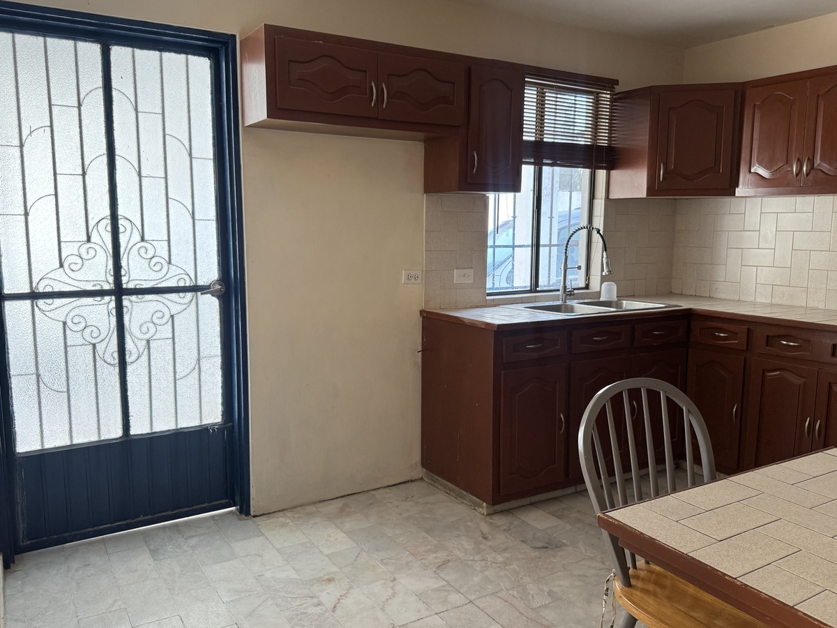21 de 44: cocina con entrada desde la cochera