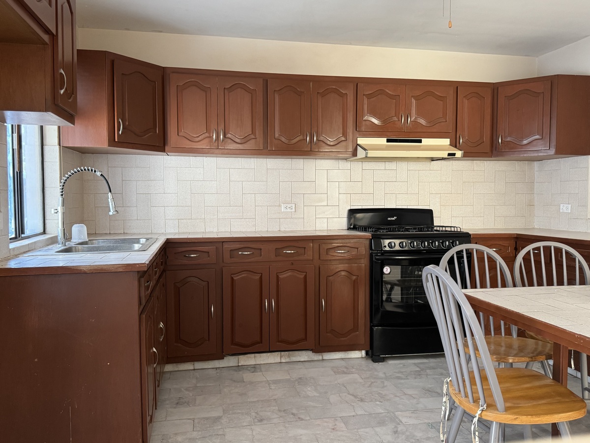 23 de 44: cocina integral con estufa y campana, no incluye refrigerado