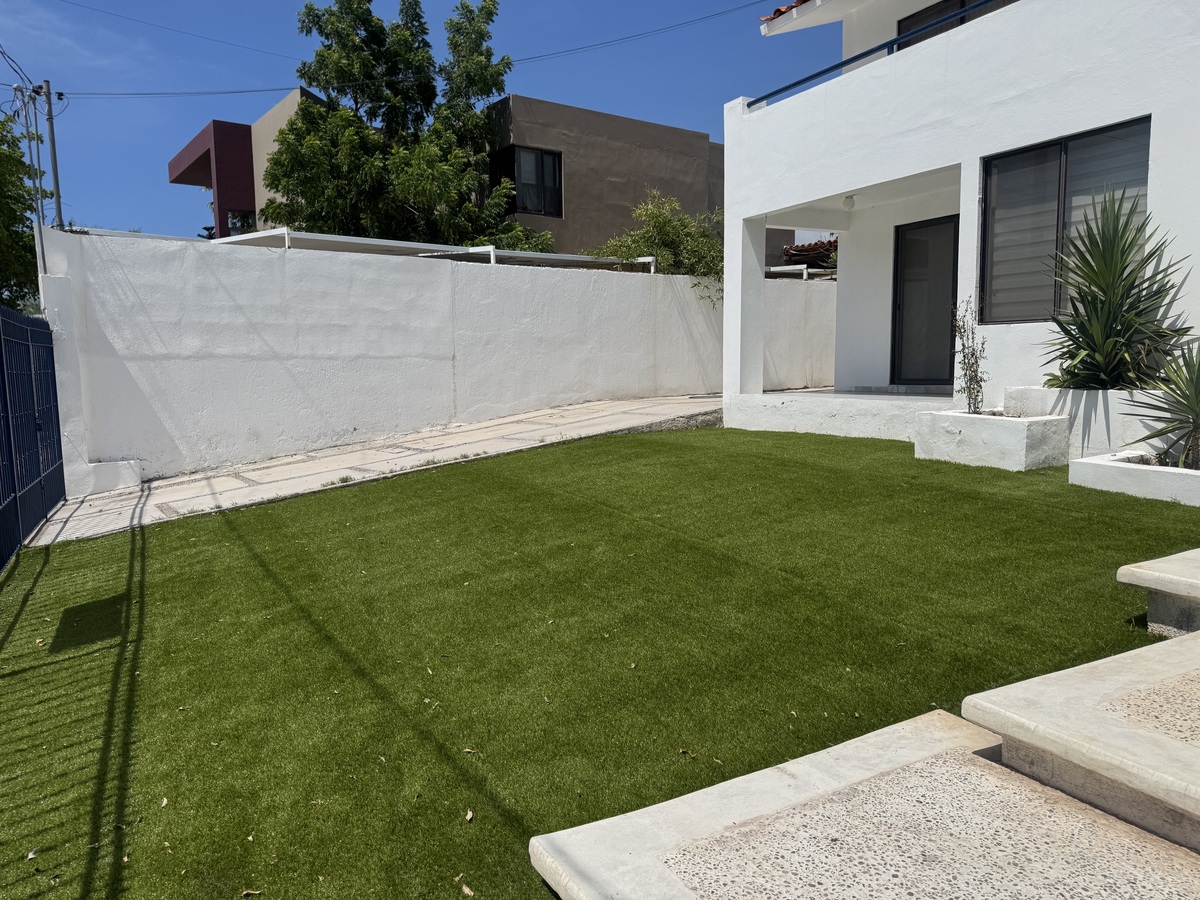 2 de 45: Pasto recién instalado en el jardín frontal