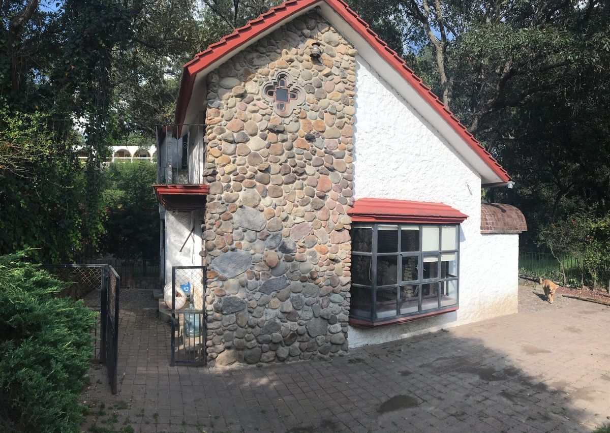 4 of 19: Frente del chalet y puerta de acceso al area de lavado