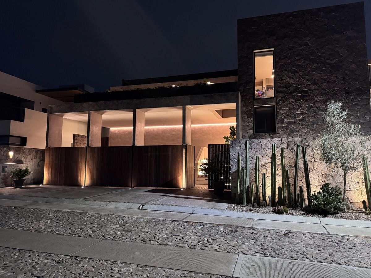 2 de 27: Fachada delantera