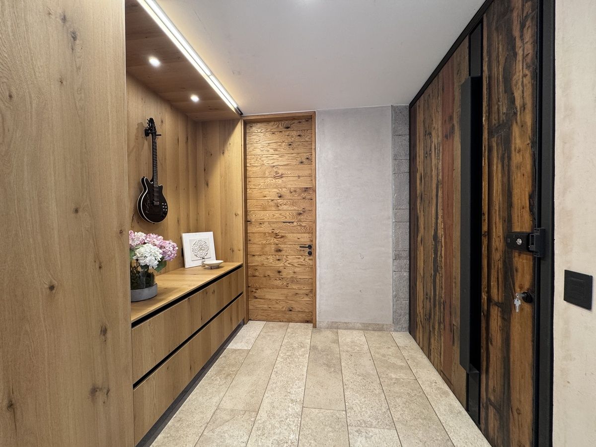 4 de 27: Recibidor y puerta en madera