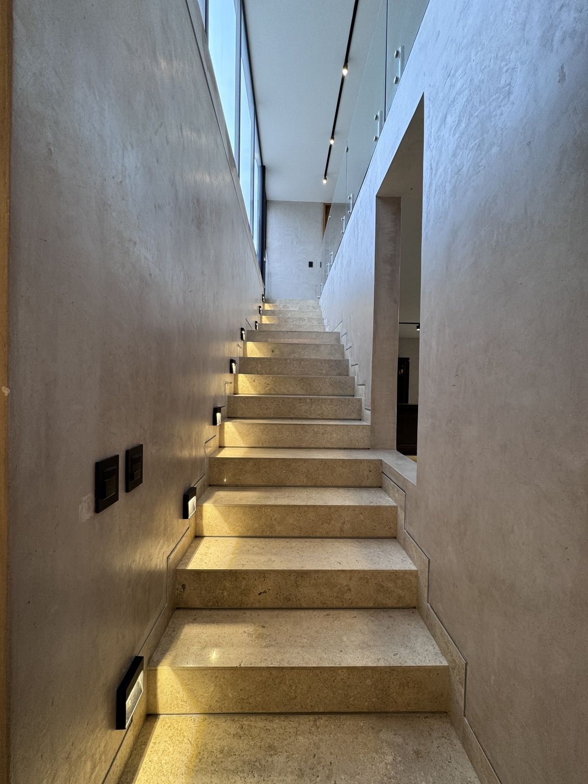 6 de 27: Escaleras con luz de cortesía