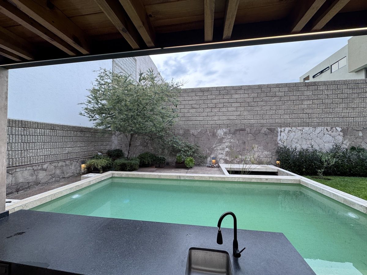 11 de 27: ALberca y bar