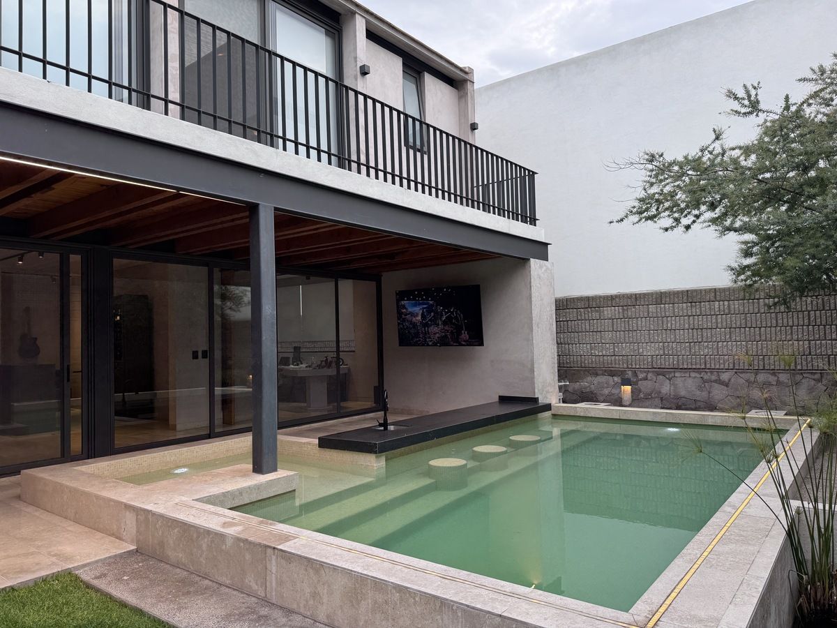 1 de 27: FAchada trasera con alberca, bar y terrazas