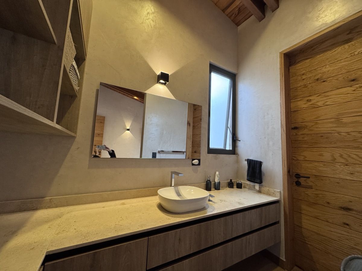 19 de 27: Baño de recámara secundaria