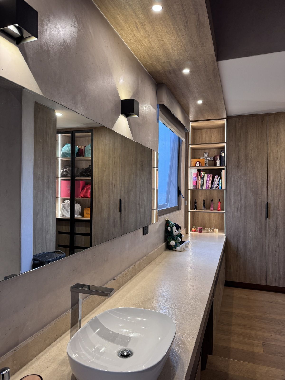 25 de 27: Vestidor de recámara principal