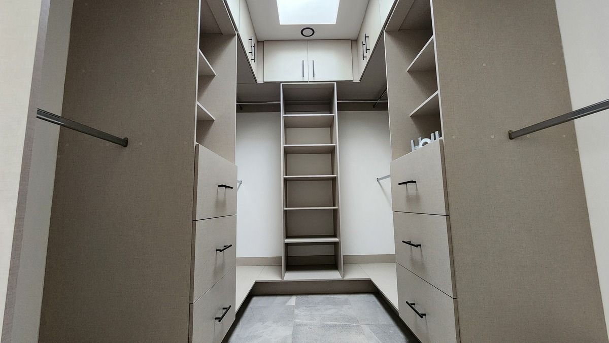 16 of 20: Vestidor principal