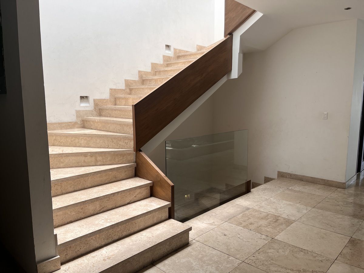 8 de 26: Escaleras que suben a PA