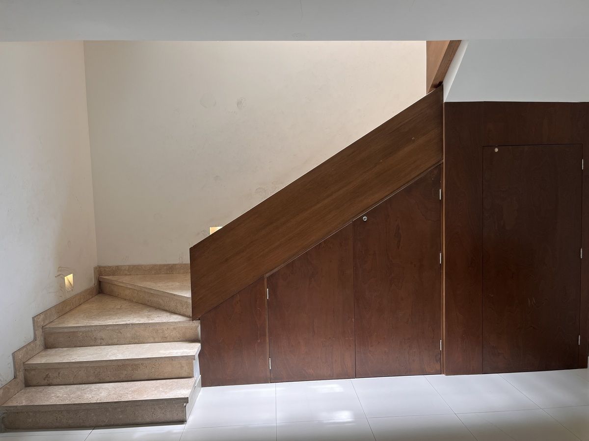 15 de 26: Amplia bodega abajo de escaleras