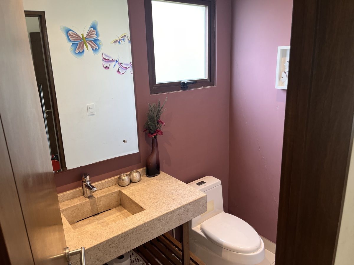 16 de 26: Baño de visitas terraza y jardín