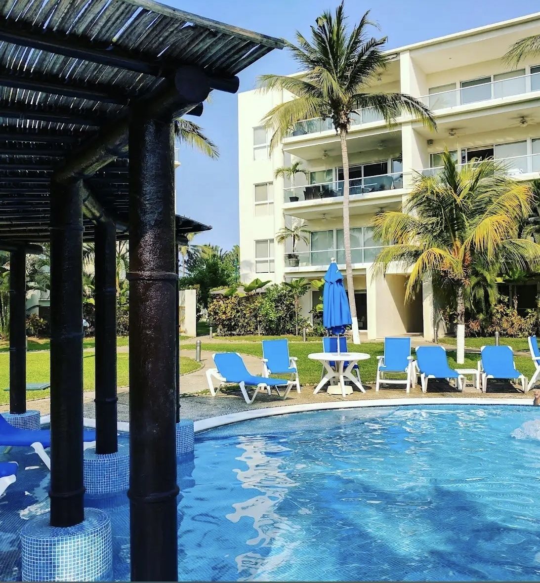 4 de 21: Área de camastros sobre piscina