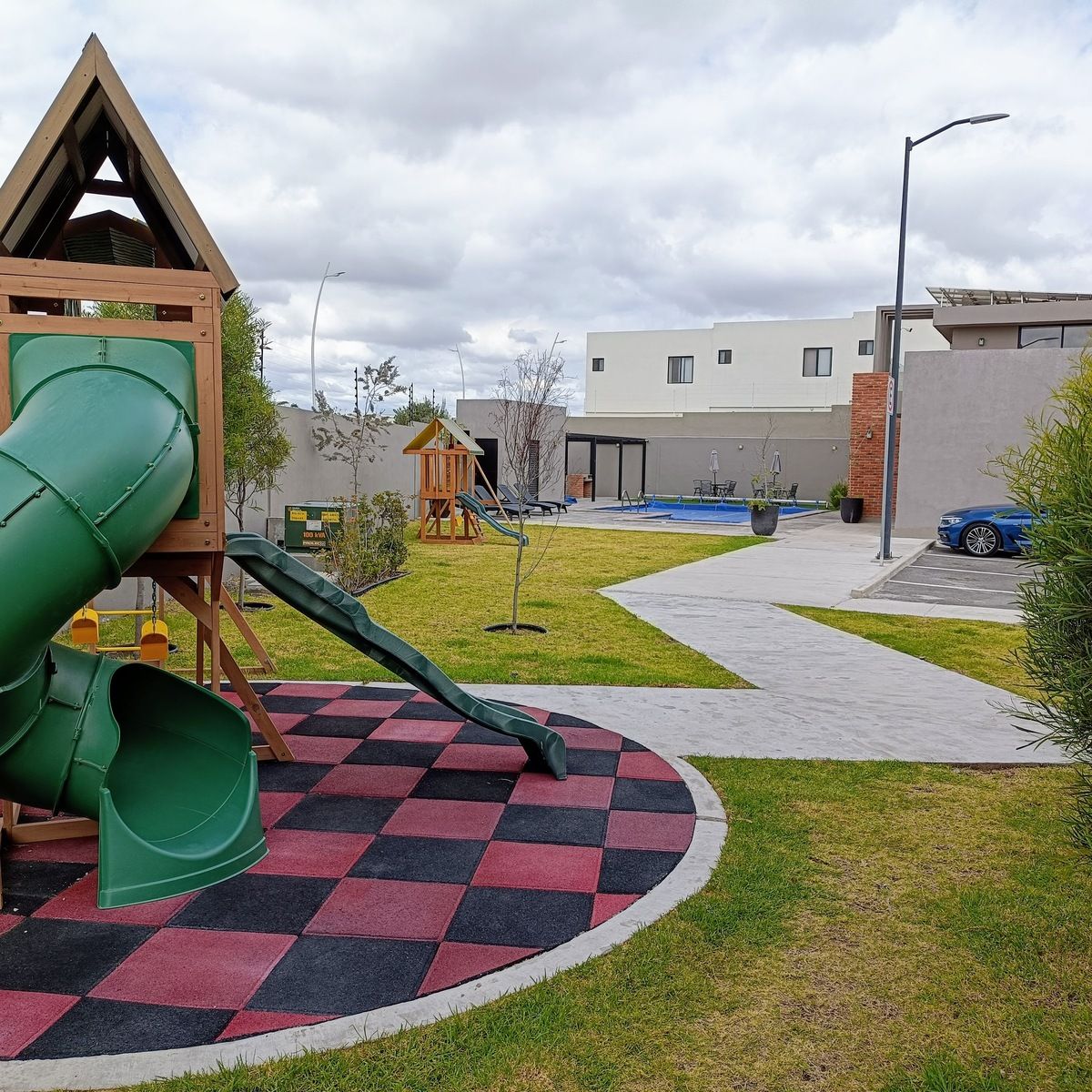 2 de 19: PLAYGROUND