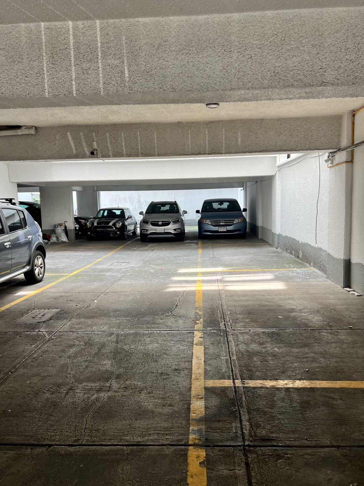 22 of 23: UN CAJÓN DE ESTACIONAMIENTO COMO LLEGUEN LOS ACOMODAN.