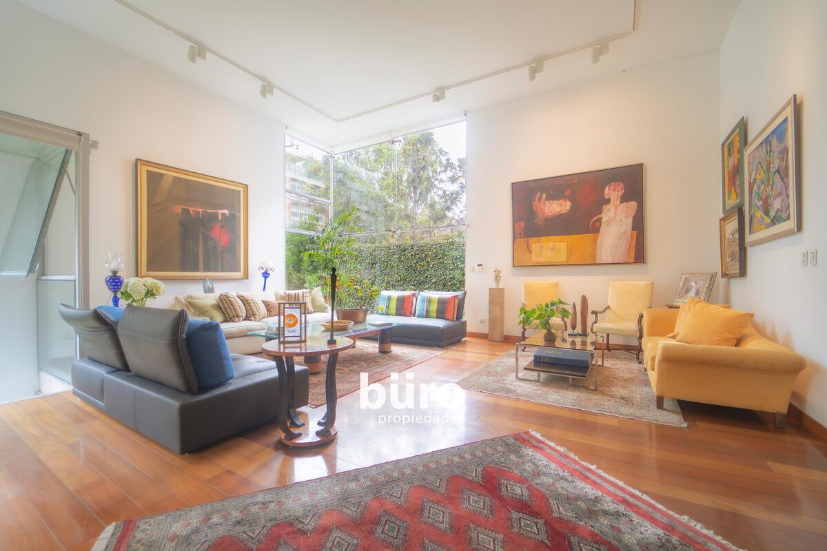 3 de 32: Sala principal doble altura en esquina impresionante