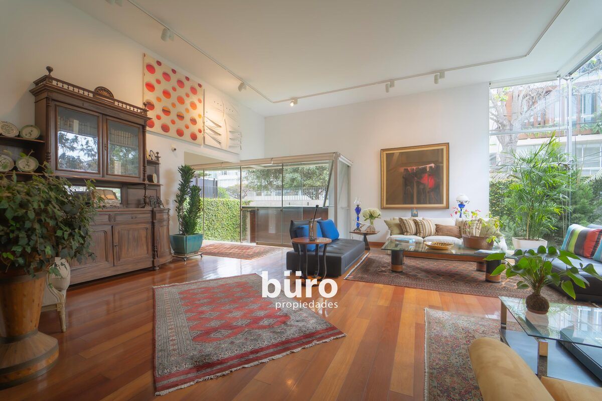 30 de 32: Sala principal doble altura en esquina impresionante