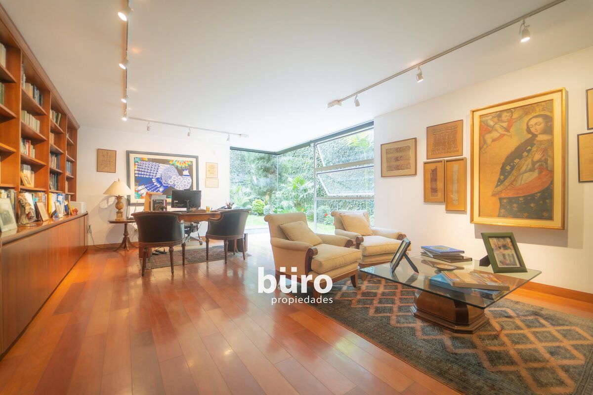 9 de 32: Escritorio en primer piso esquina con mucha luz y vista