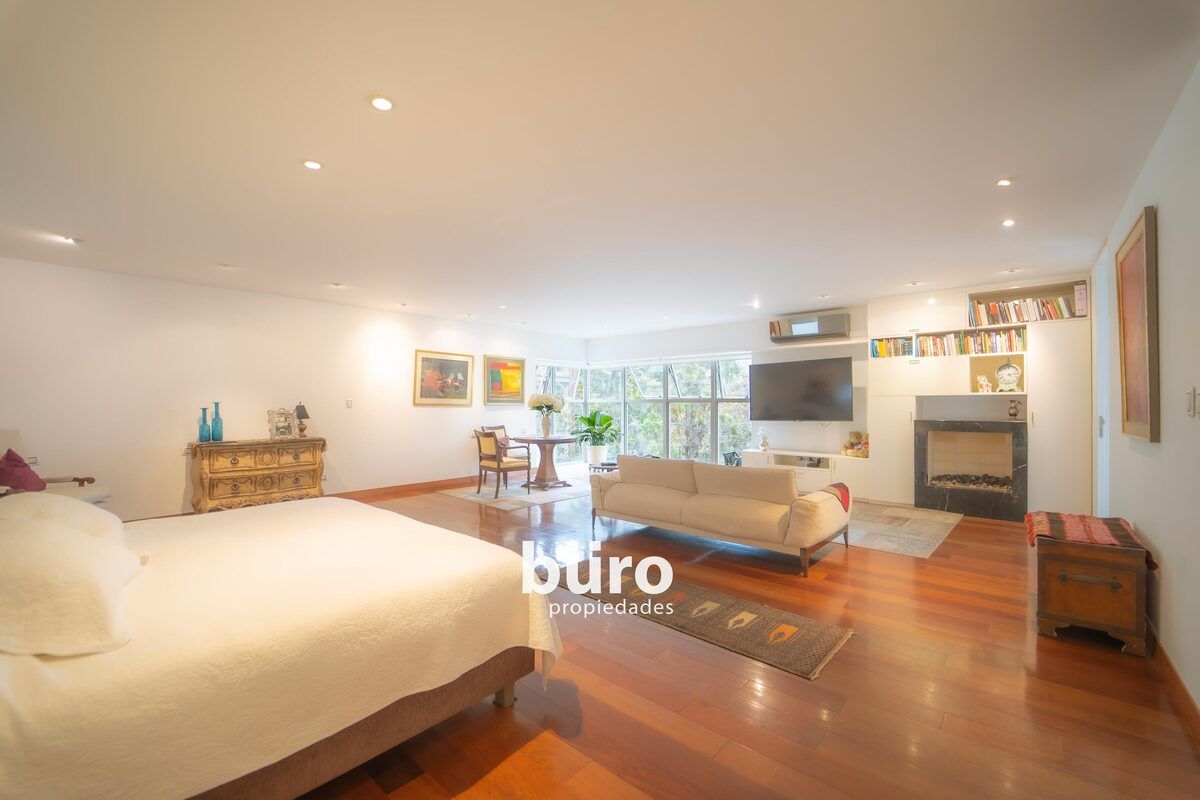 12 de 32: Dormitorio Principal con escritorio 2 baños y walkin clósets