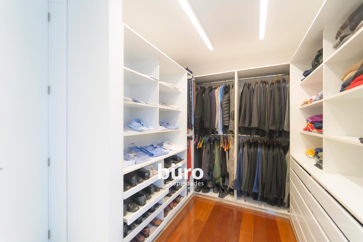 17 de 32: Walk-in closet principal 2