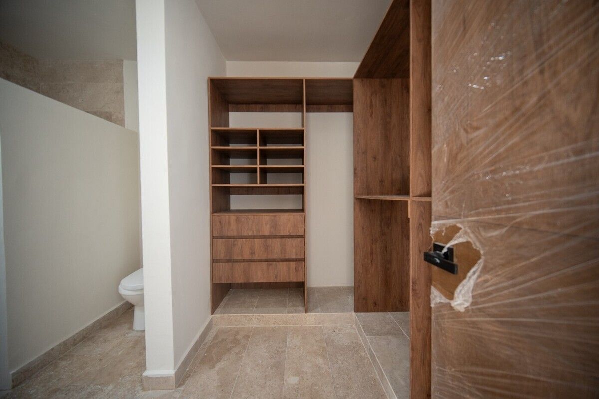 4 of 12: Closet Habitación Principal