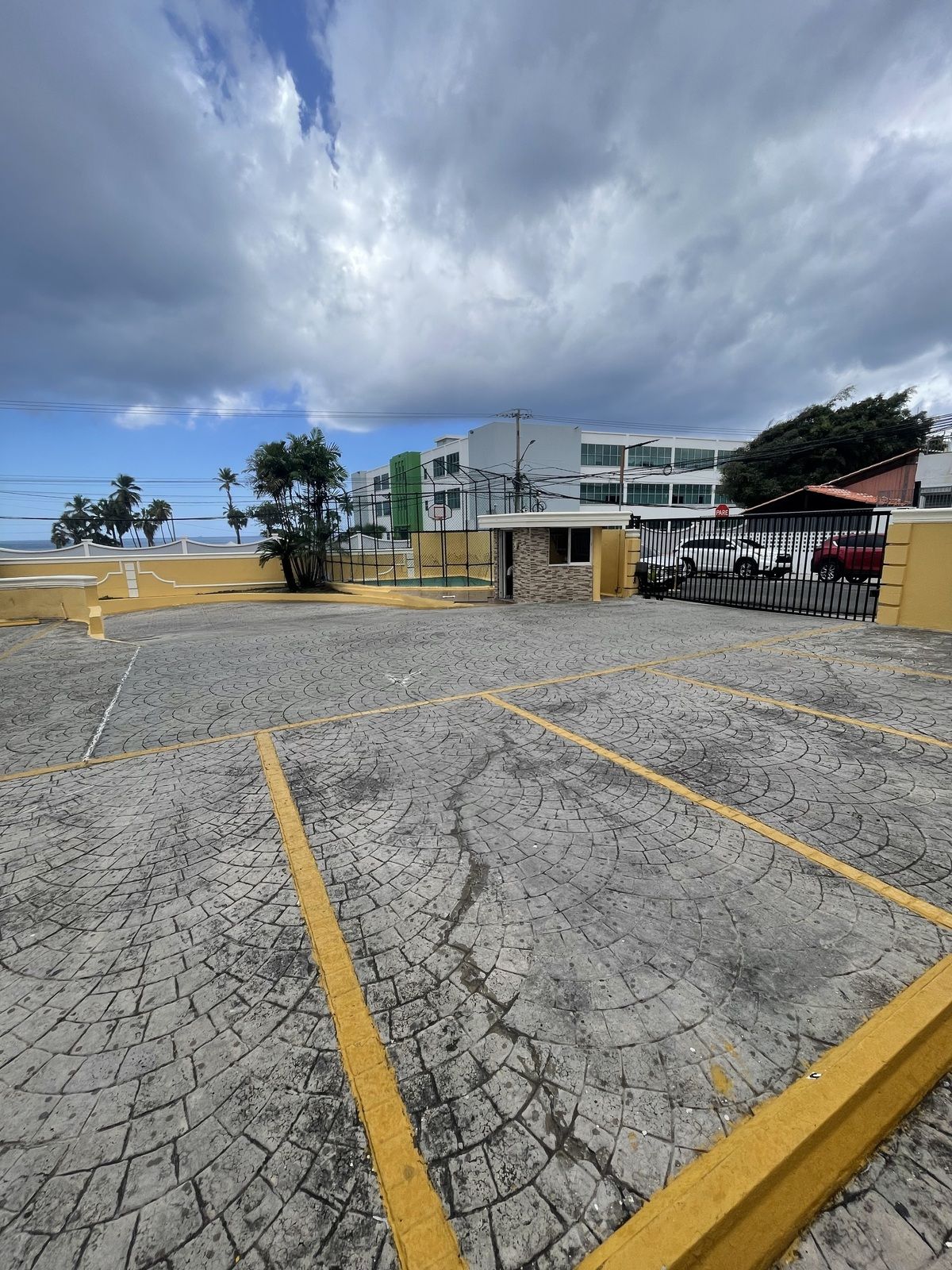 18 de 18: Parqueos frontales, cancha y garita