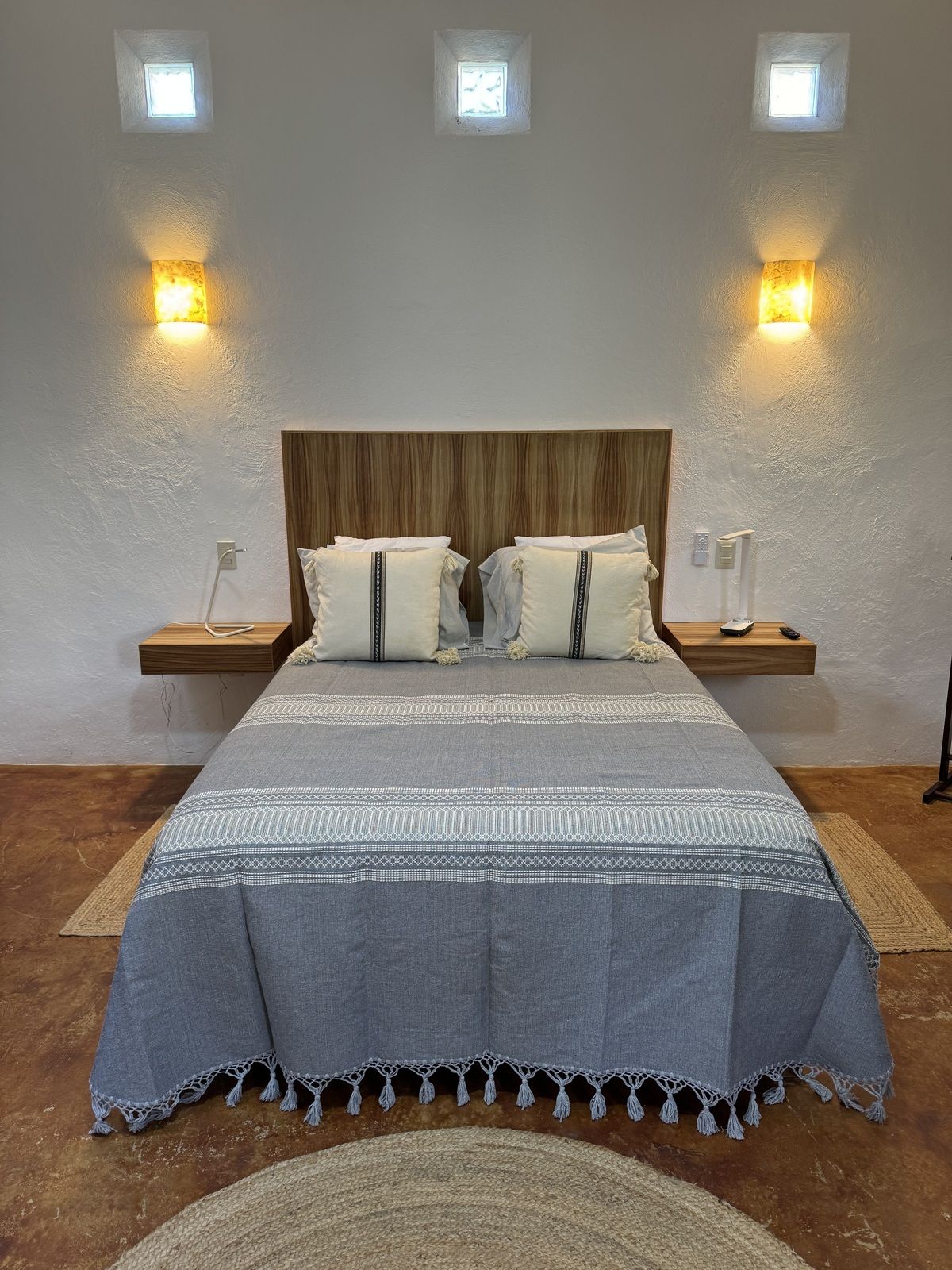 2 of 13: Cama Queen