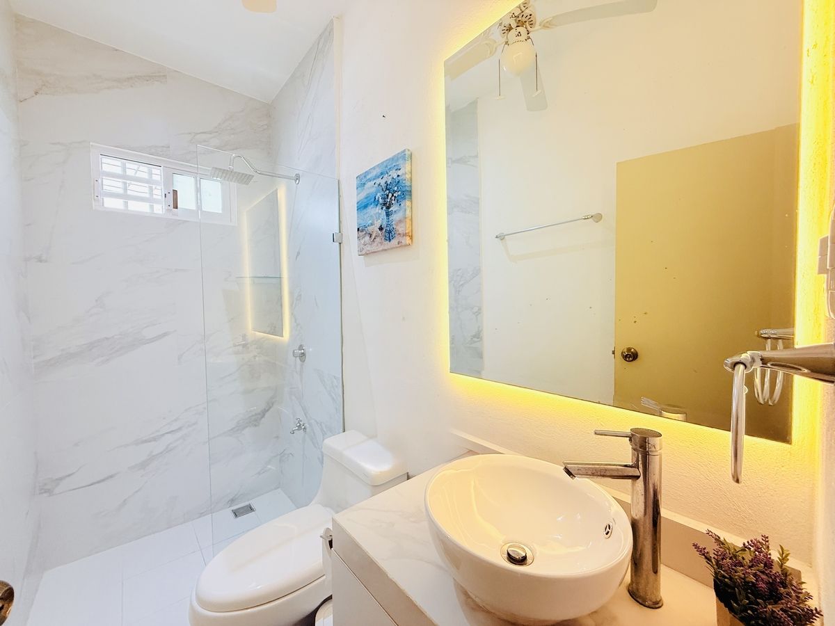 6 de 12: Baño, Habitación Secundaria