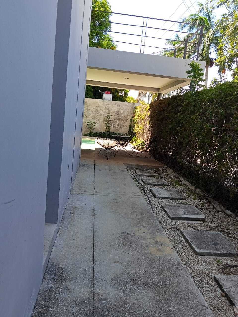 4 de 23: Pasillo de portón hacia alberca