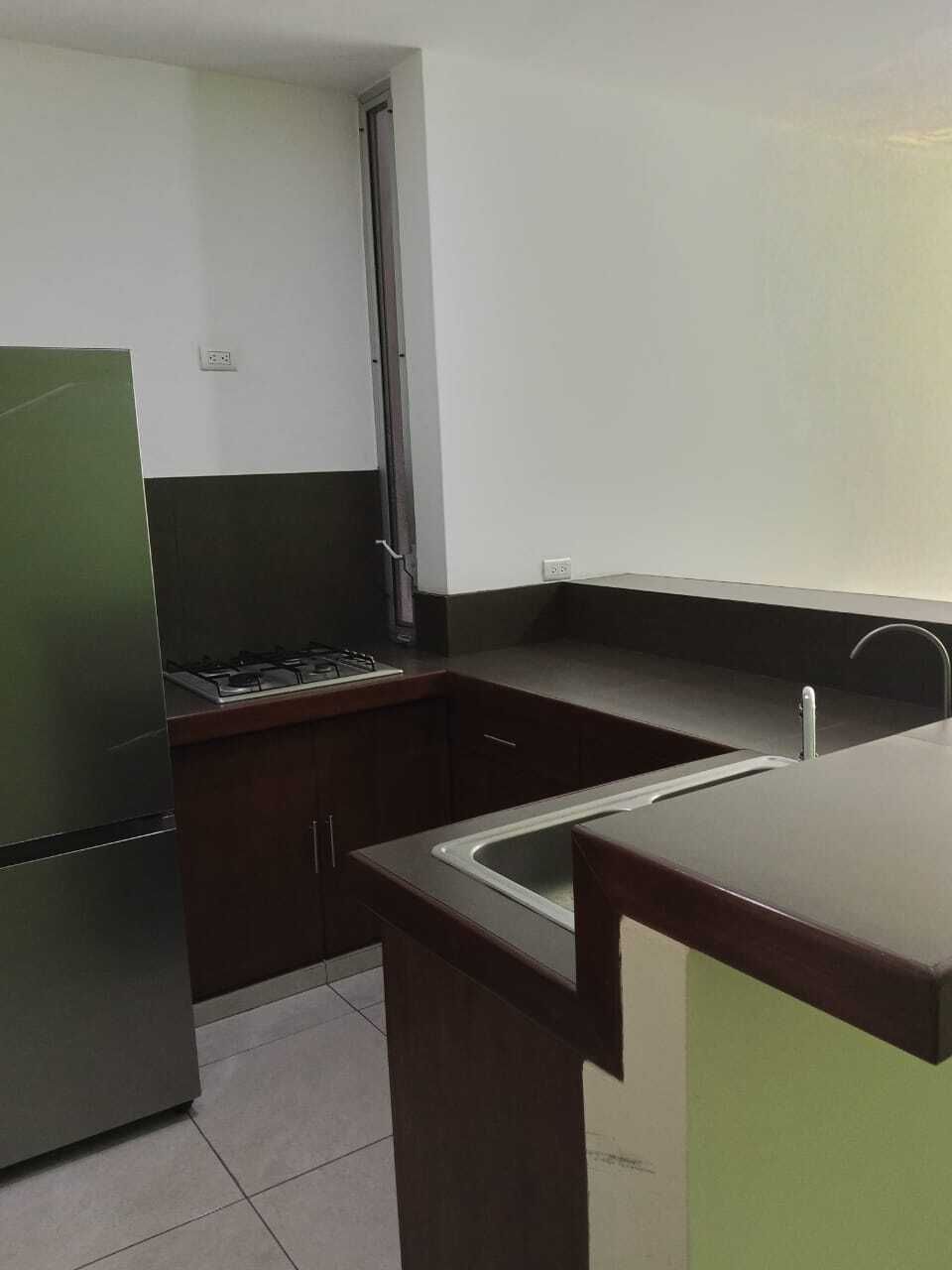 5 de 23: Estufa de gas, gavetas de madera y meseta de granito