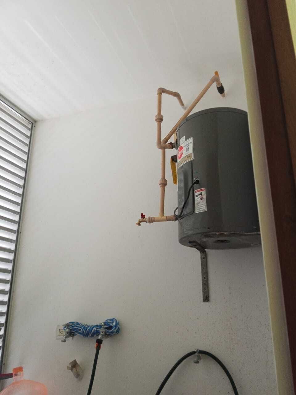 22 de 23: Boiler eléctrico de 36 L