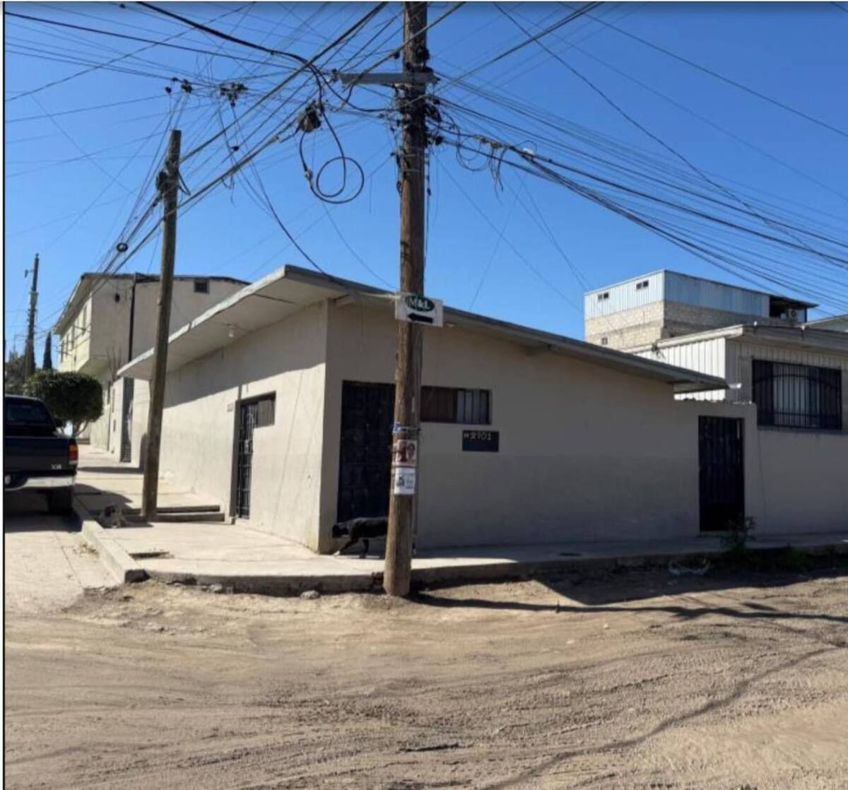 1 of 6: Vista de esquina de propiedad