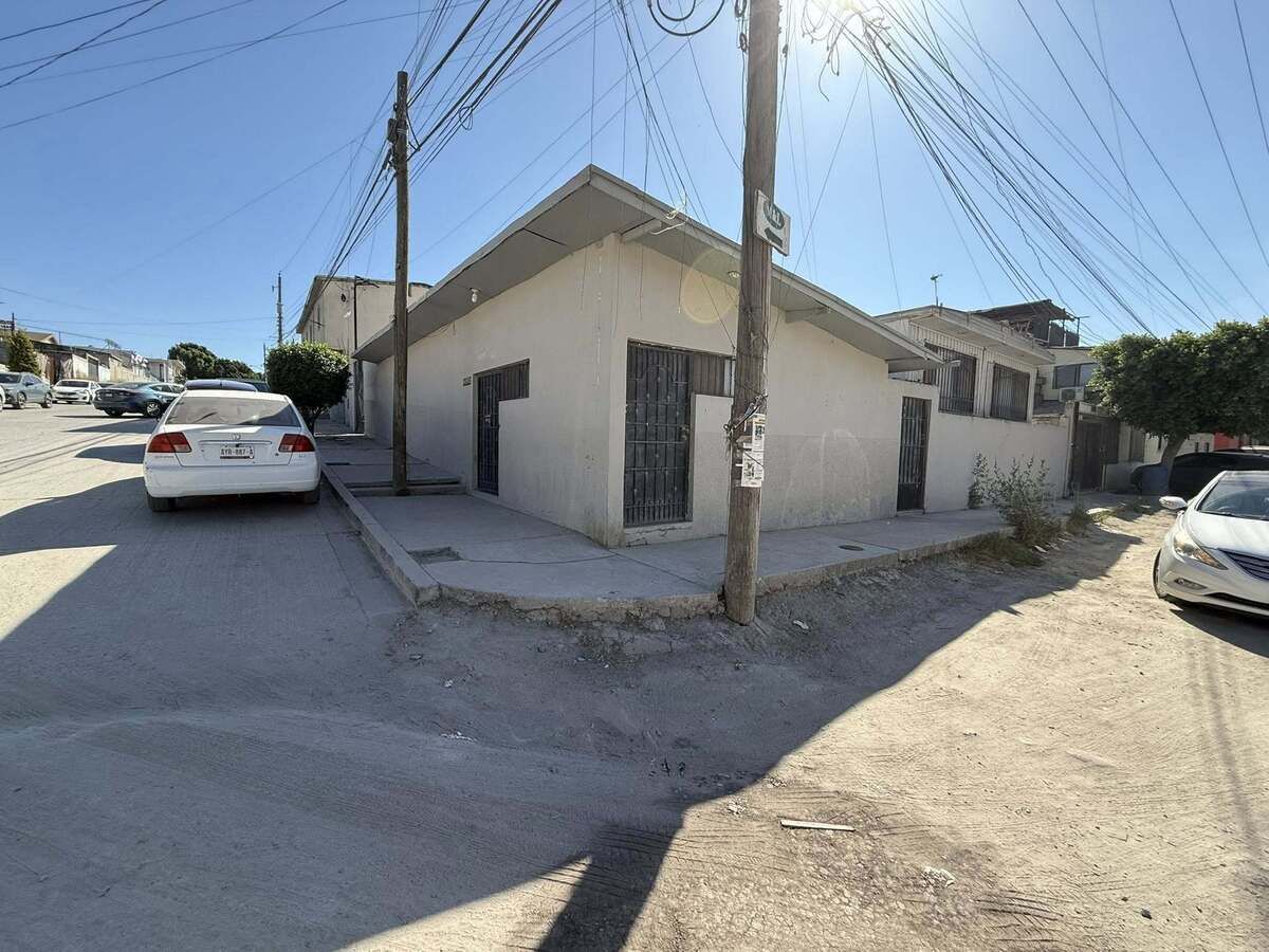 4 of 6: Vista de Esquina de Propiedad