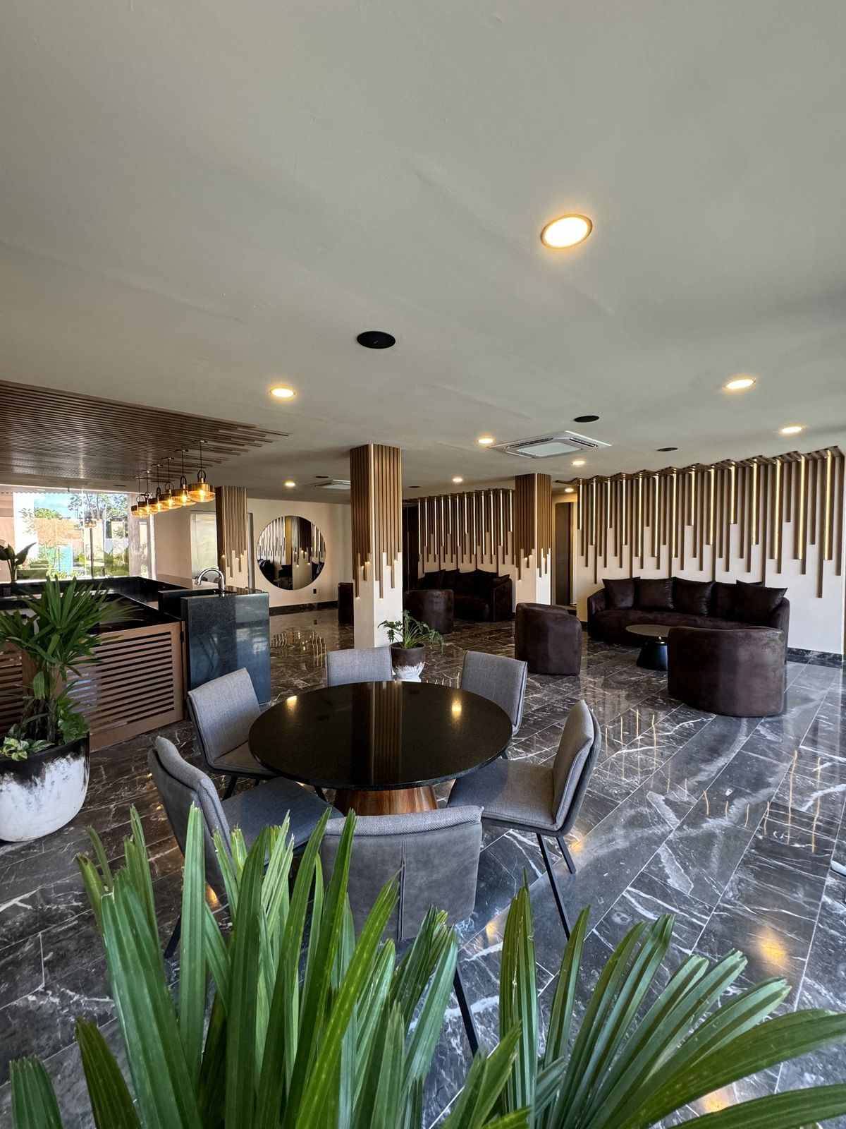 34 de 41: Sports bar lobby