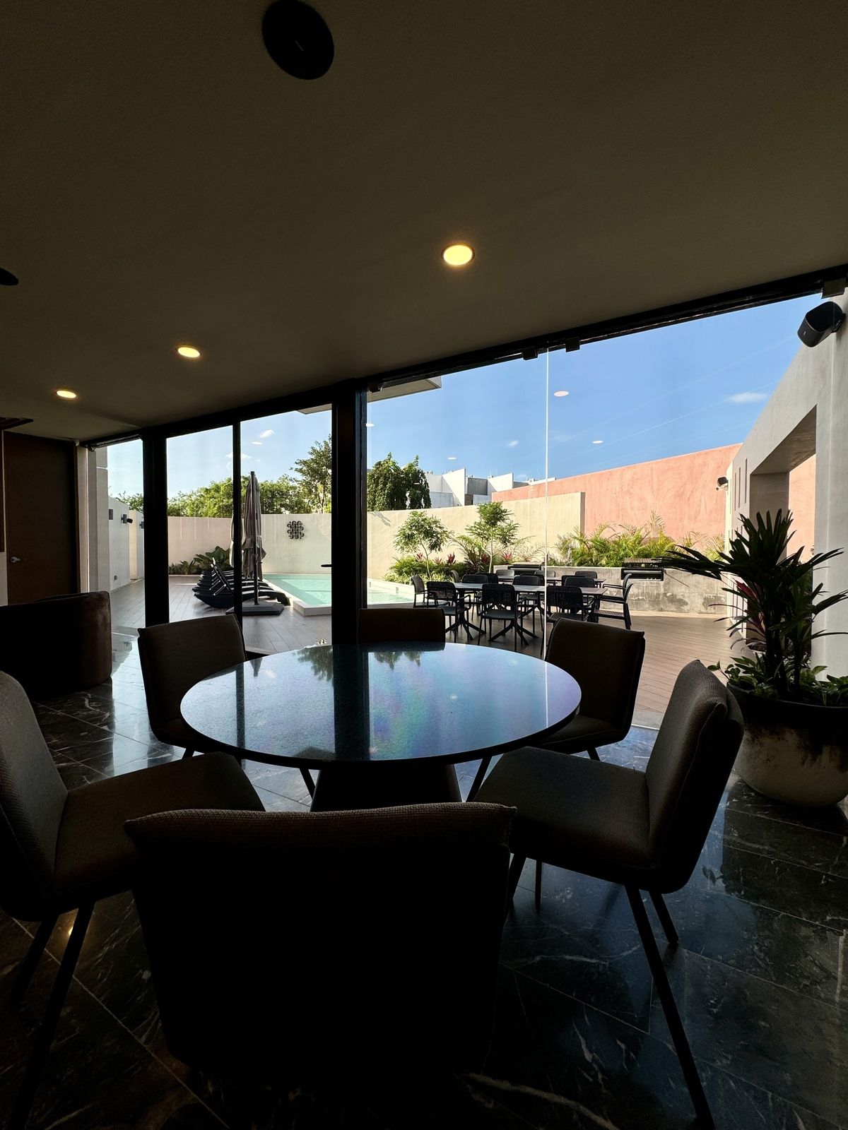 35 de 41: Sports bar lobby