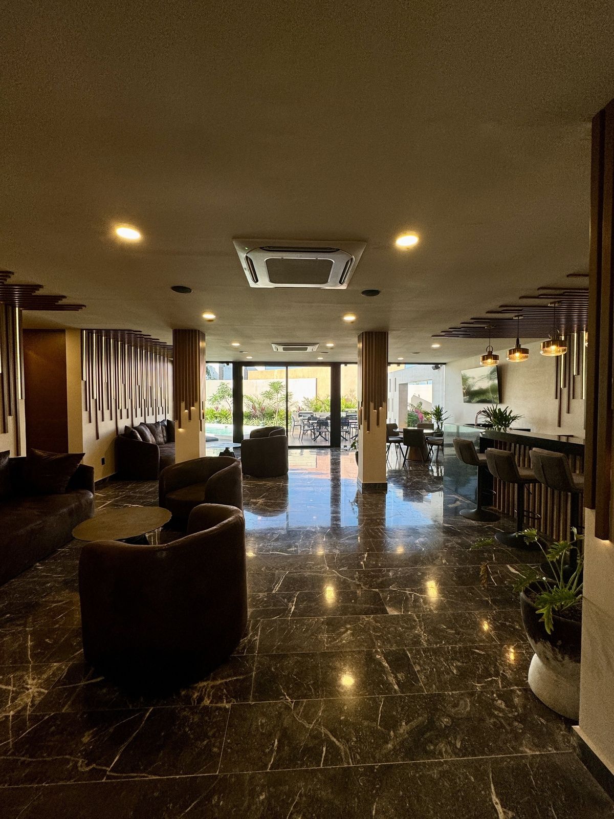 36 de 41: Sports bar lobby