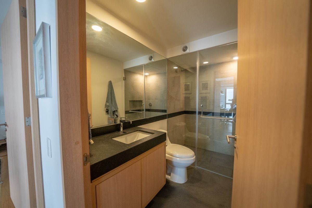 5 of 10: Baño