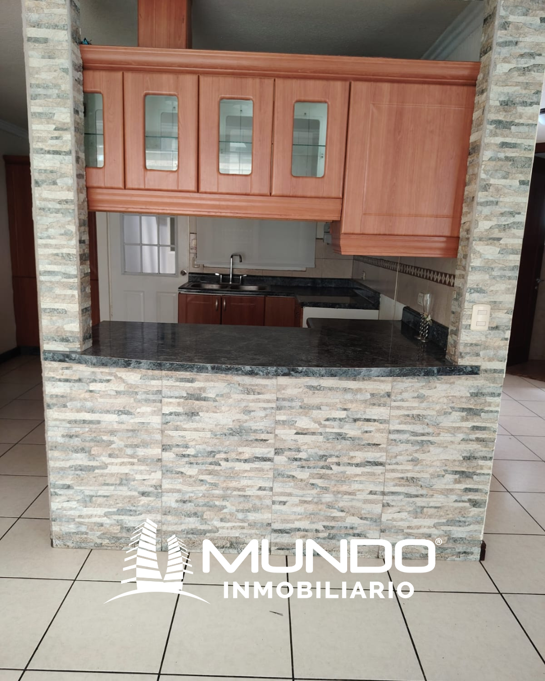 7 de 21: Cocina con gabinetes y barra para servir