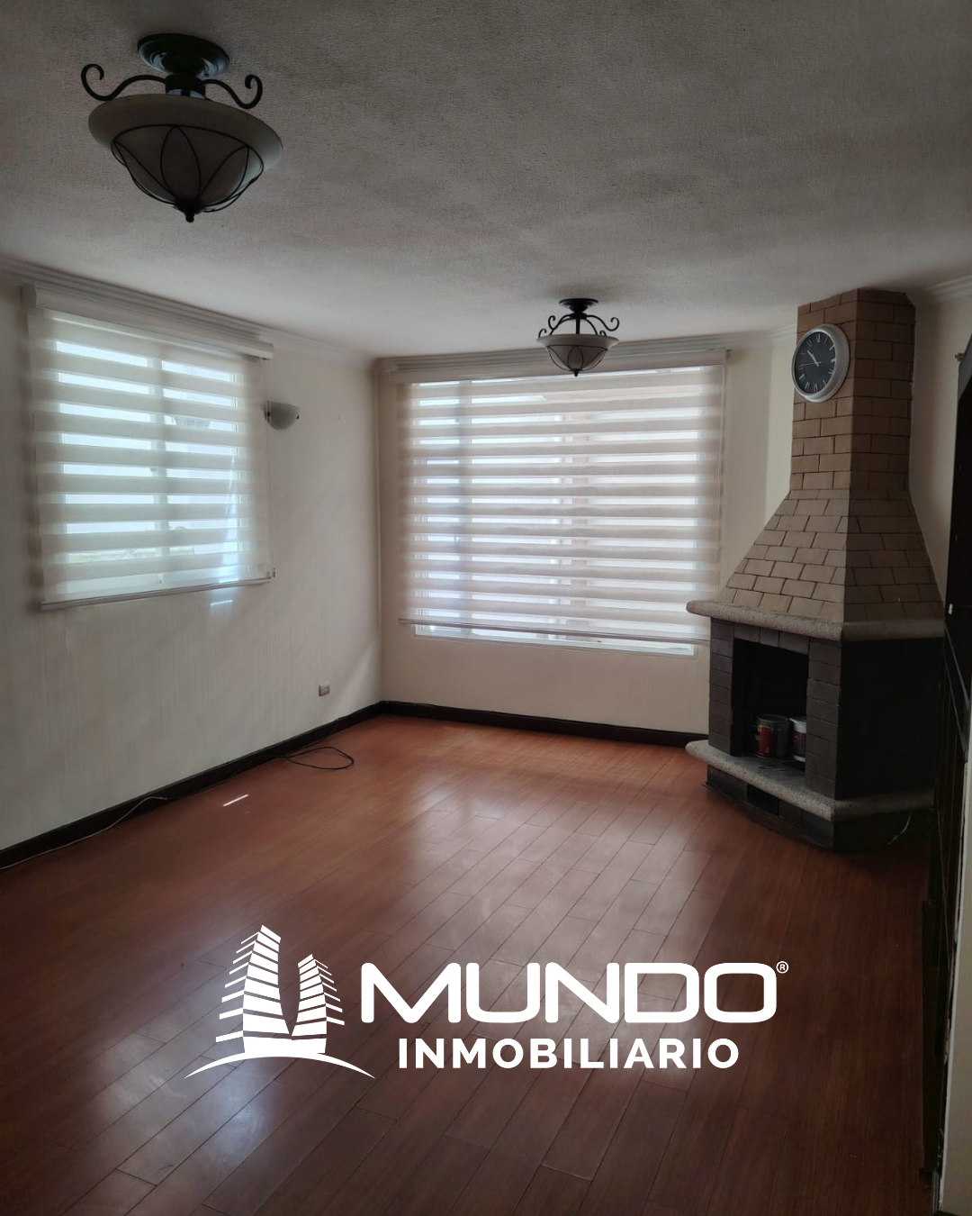 9 de 21: Vista de sala con chimenea,  pisos de madera de ingeniería