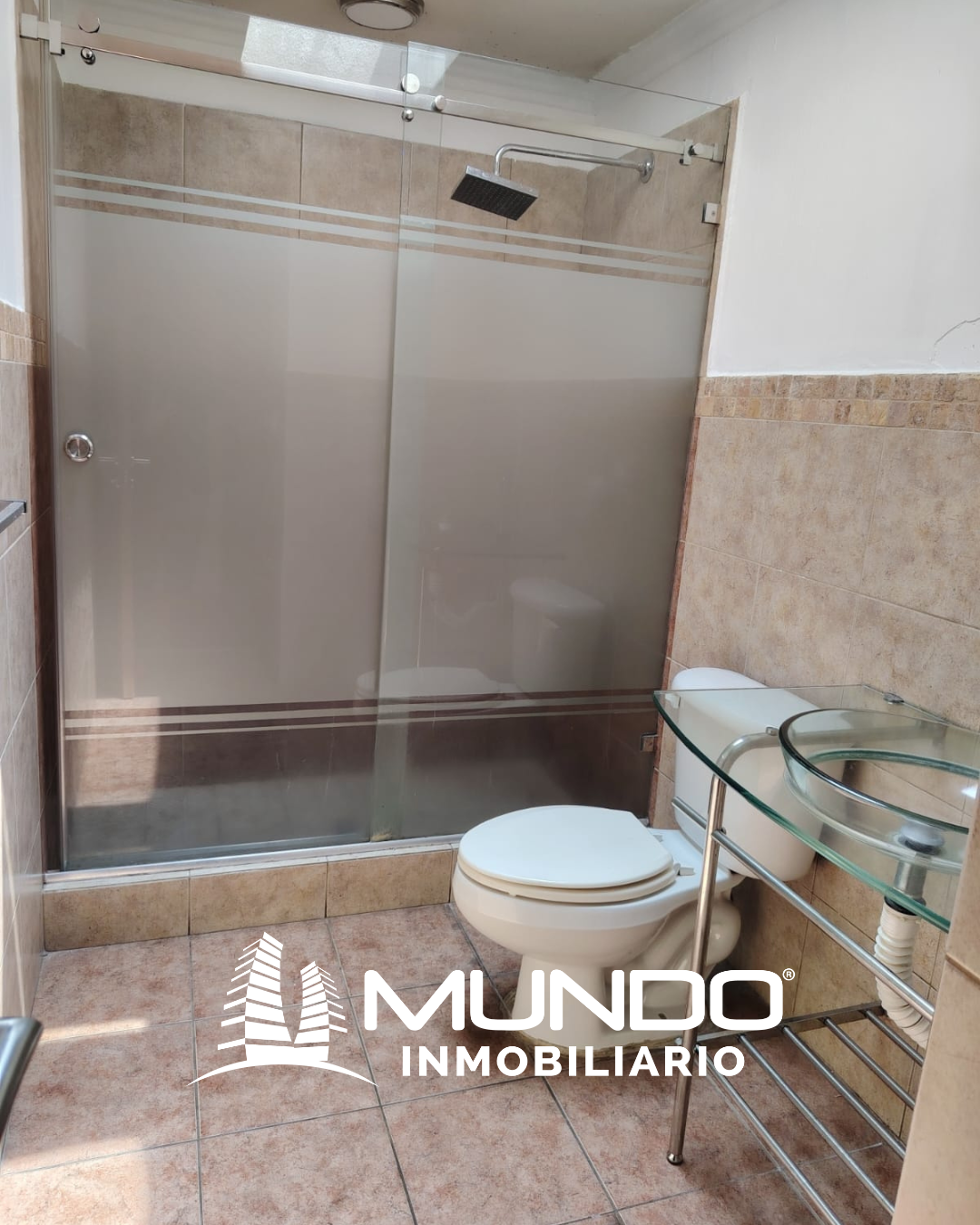 20 de 21: Baño completo y mamparas de vidrio