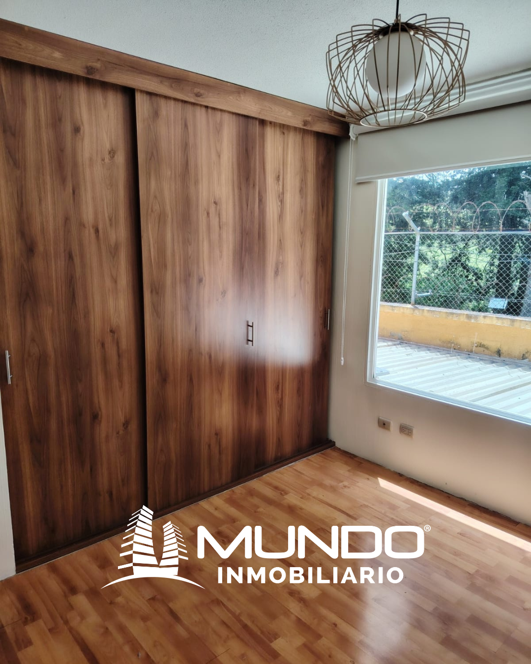 17 de 21: Closet corredizos de madera