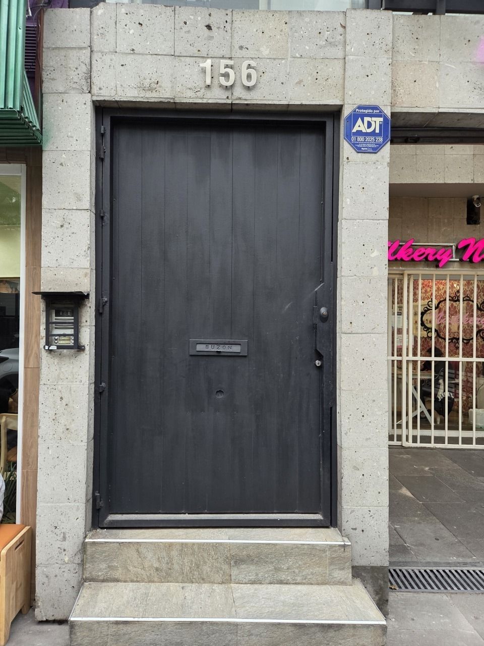 2 de 8: puerta principal