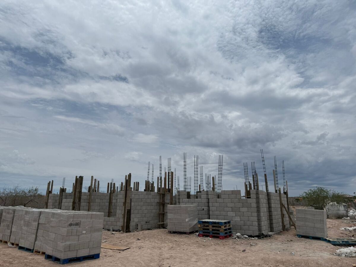 2 of 16: Casa en pre-construcción