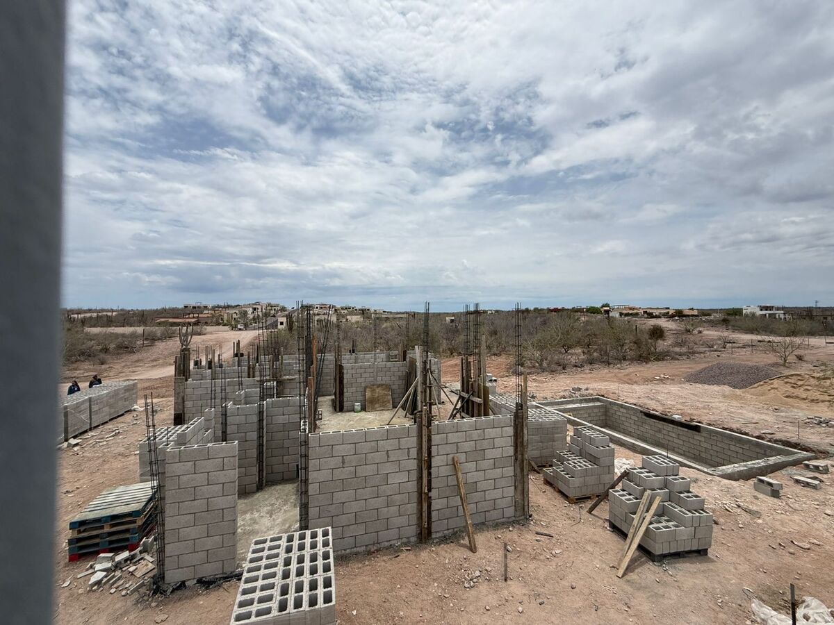 4 of 16: Casa en pre-construcción