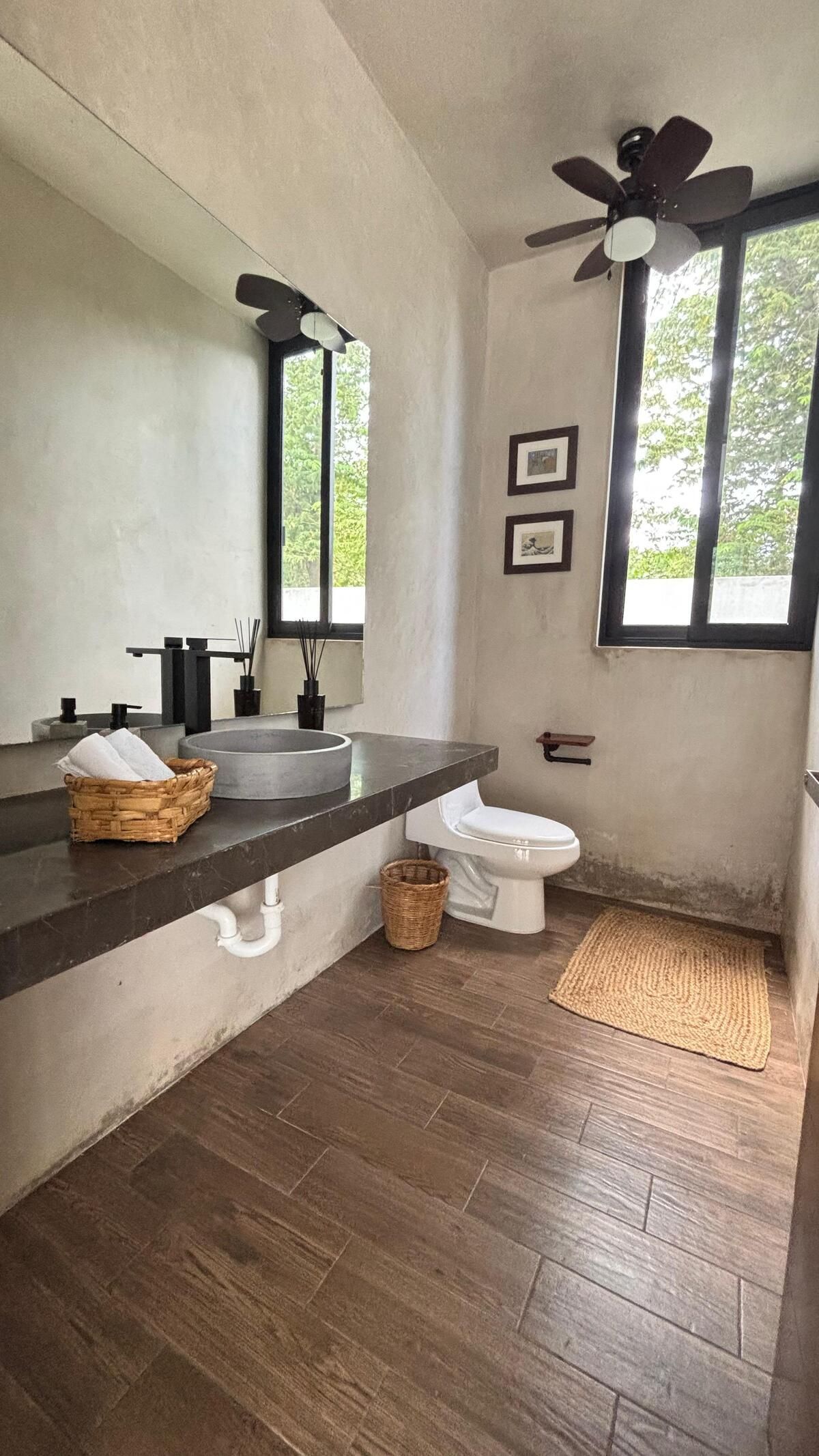 30 de 36: medio baño de visitas