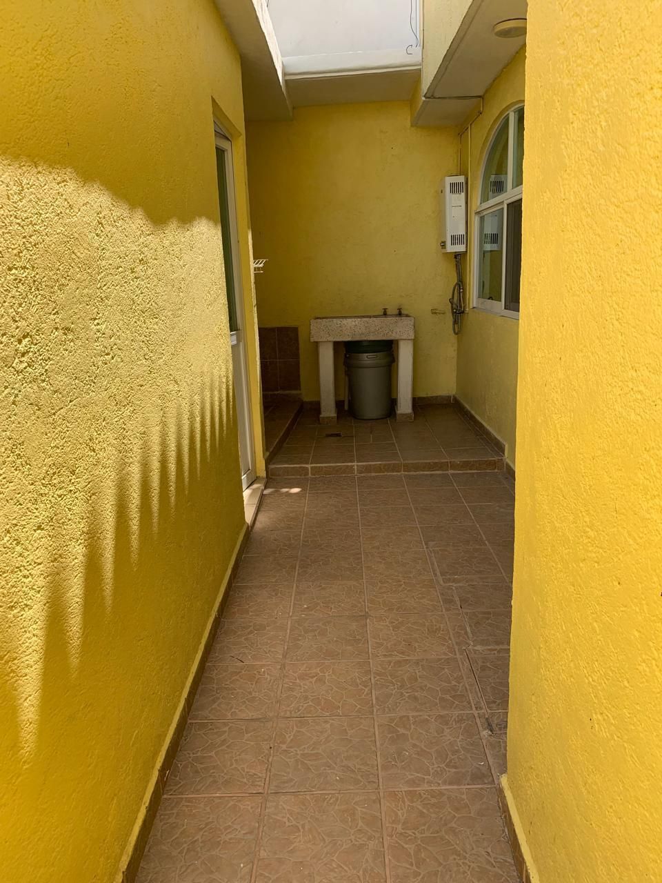21 of 26: patio servicio