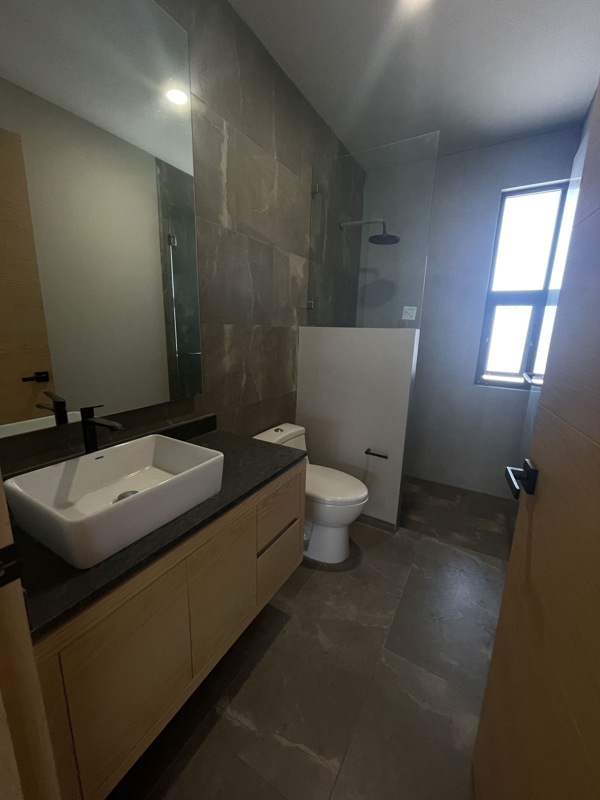 4 of 18: Baño completo en PB