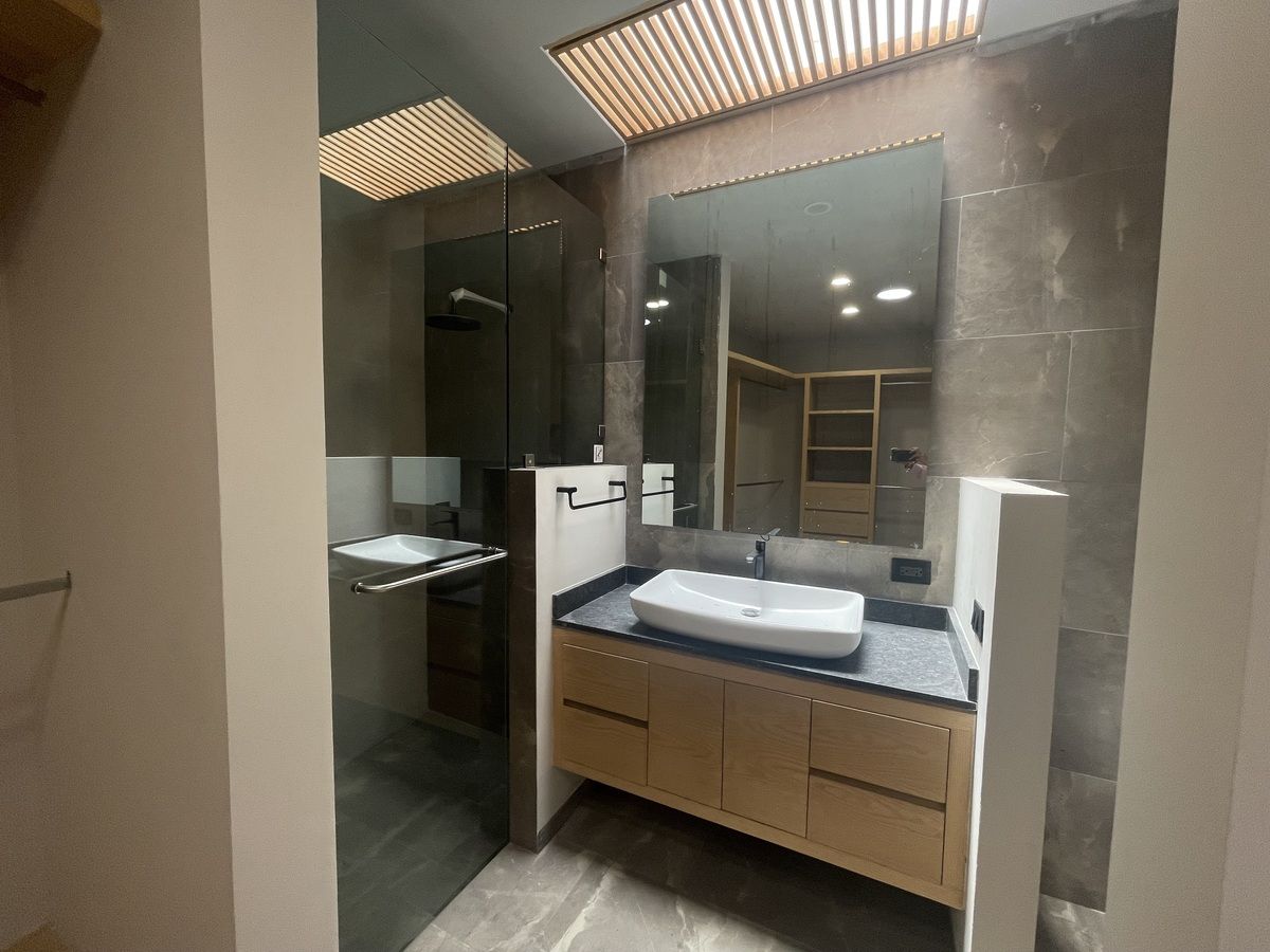 12 of 18: Baño principal con tragaluz