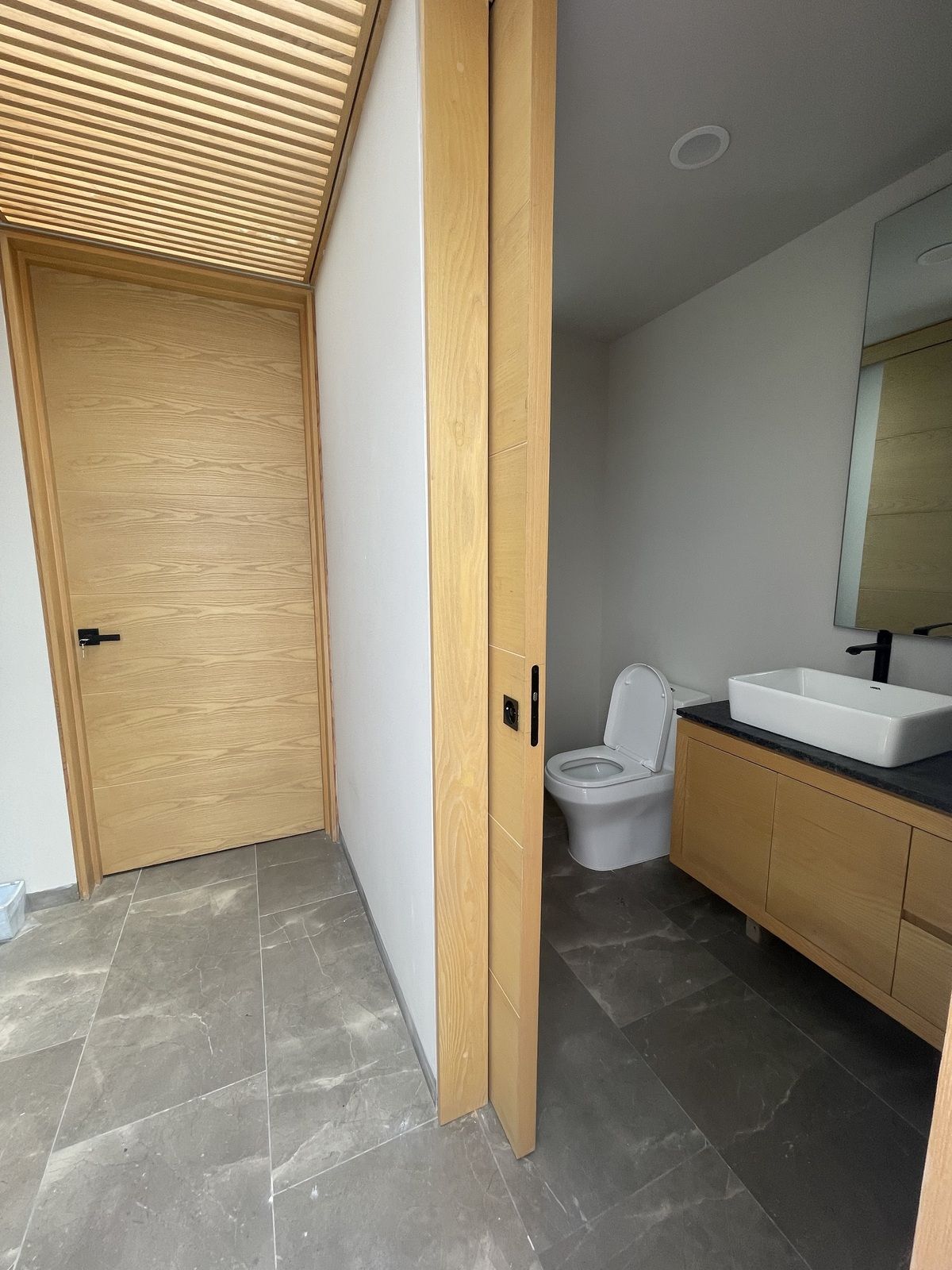 16 of 18: Baño en 3 piso para Roof