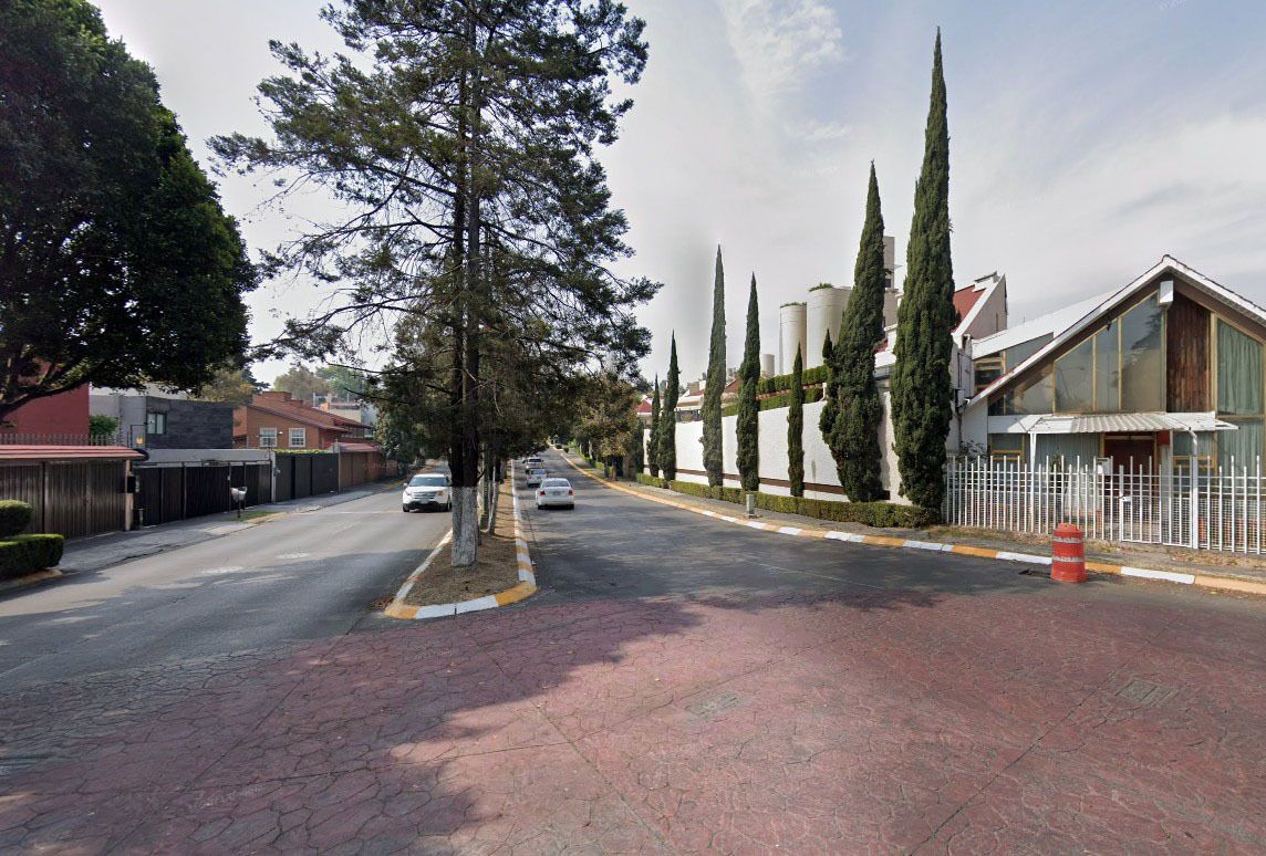 4 of 9: Zona residencial de lujo