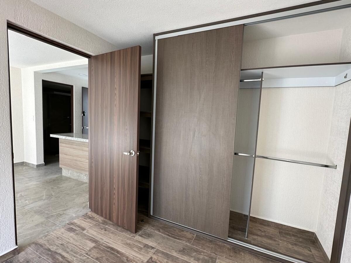 5 of 28: Closet recámara